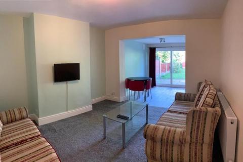 4 bedroom semi-detached house to rent, Brookleigh Road, Manchester