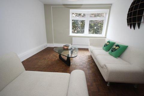 2 bedroom flat to rent, Sweyne Place