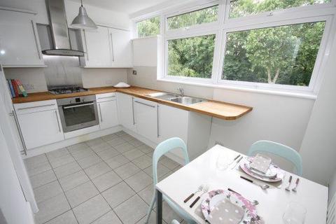 2 bedroom flat to rent, Sweyne Place