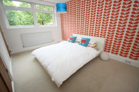 2 bedroom flat to rent, Sweyne Place