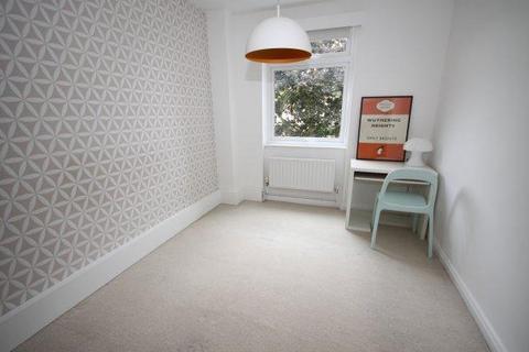 2 bedroom flat to rent, Sweyne Place