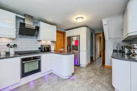 4 bedroom detached house for sale, Chestnut Close, Harlow Wood, Mansfield, Nottinghamshire, NG18