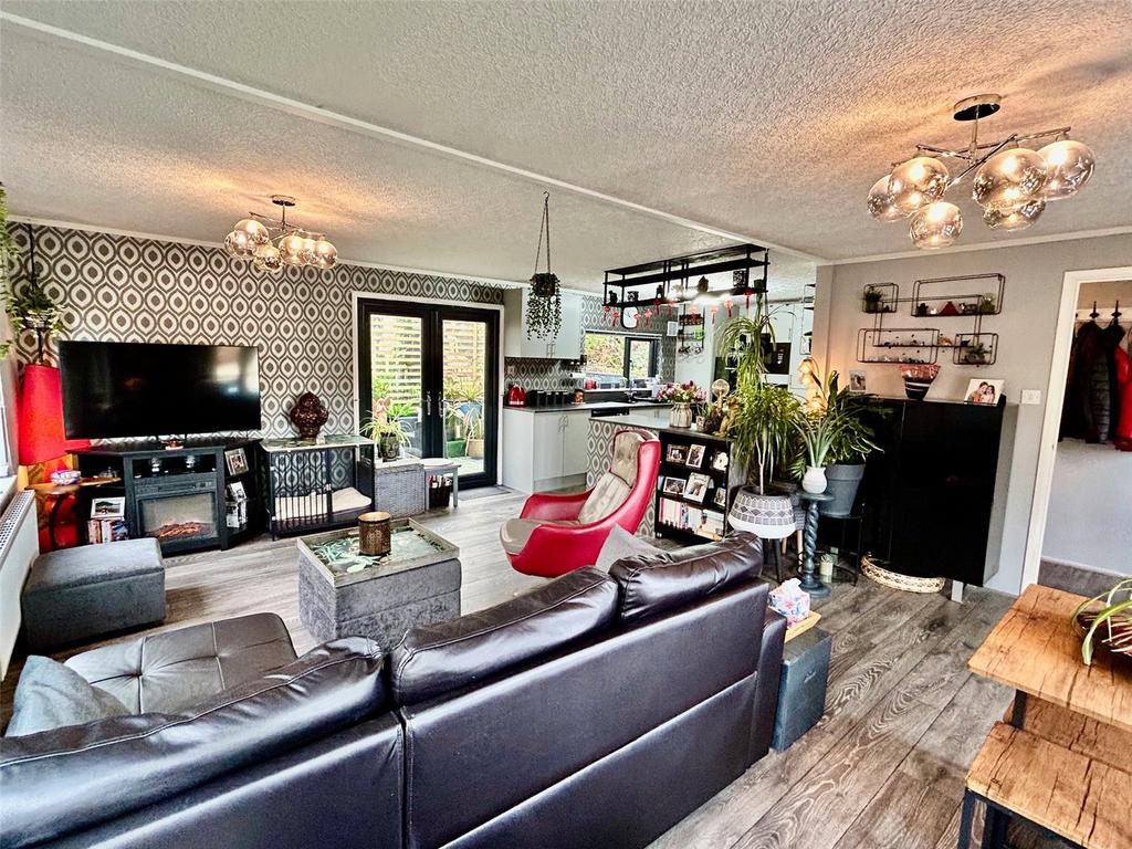 Lounge / Dining Area