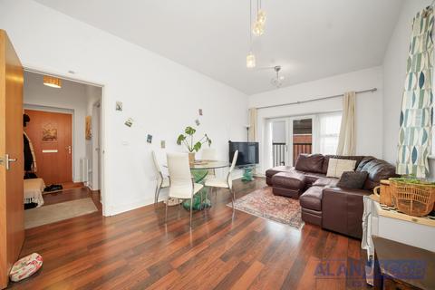 2 bedroom flat for sale, Derwent Court, Romford RM1