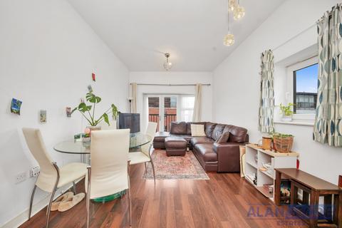 2 bedroom flat for sale, Derwent Court, Romford RM1