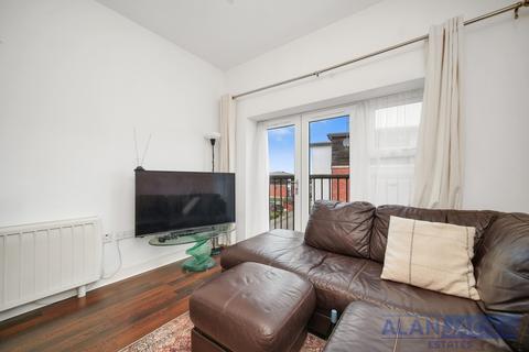 2 bedroom flat for sale, Derwent Court, Romford RM1