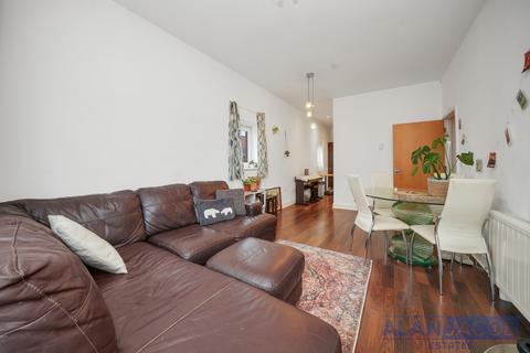 2 bedroom flat for sale, Derwent Court, Romford RM1