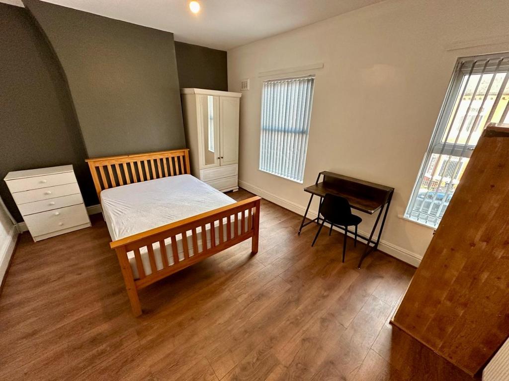Bright, well-kept double bedroom with wooden fl...