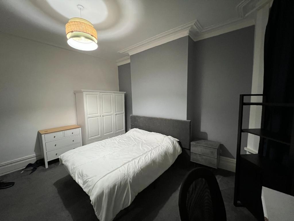 Well-presented double bedroom with a comfortabl...