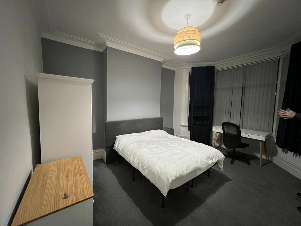 Well-presented double bedroom with a comfortabl...