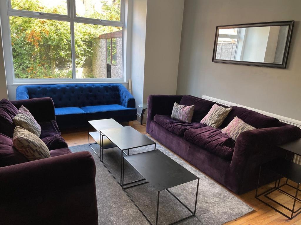 Bright, stylish living room with large front-fa...