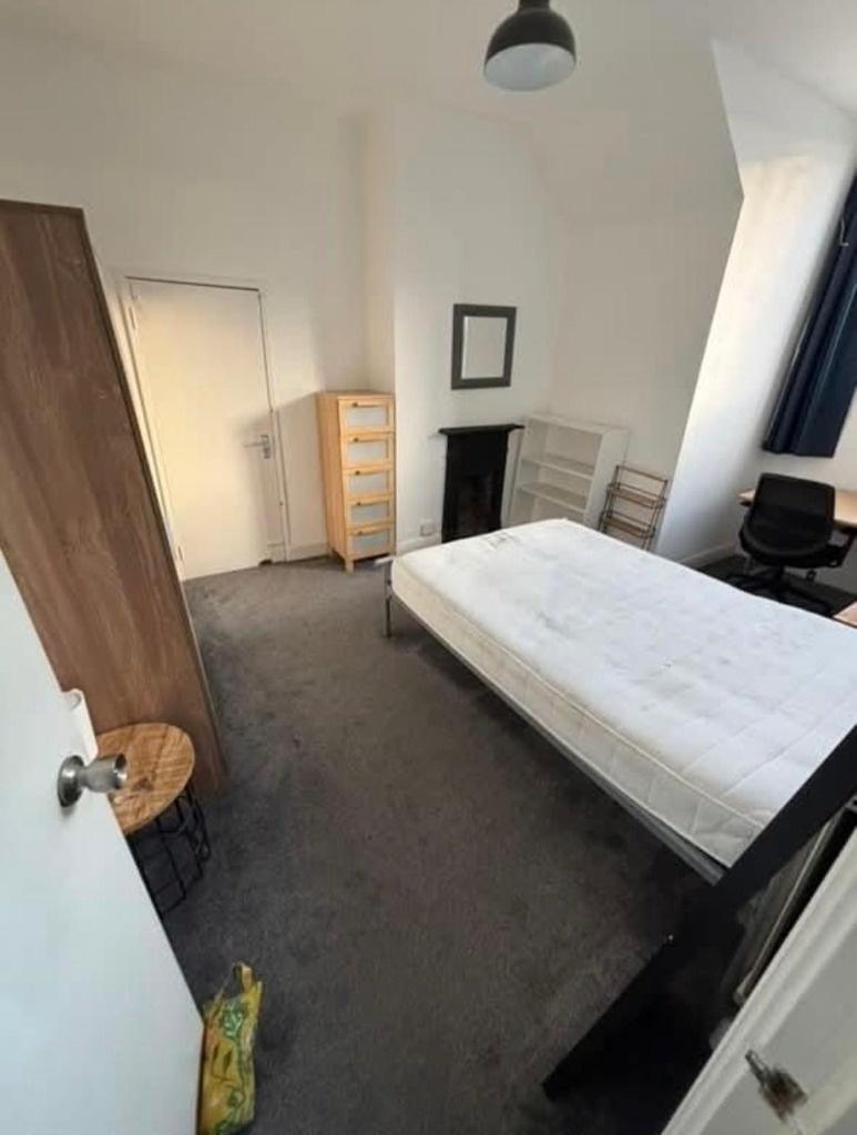 Bright, simply furnished double bedroom with a ...