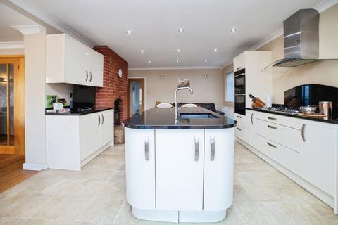 4 bedroom detached house for sale, Fackley Road, SUTTON-IN-ASHFIELD, Nottinghamshire, NG17