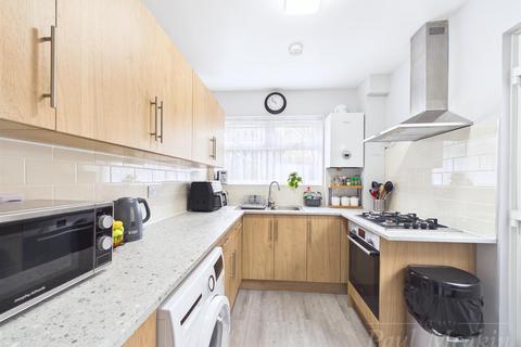 2 bedroom house for sale, Chesney Crescent, Croydon