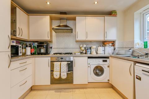 2 bedroom flat for sale, Blackthorn Drive, Huddersfield, West Yorkshire, HD3