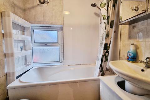 2 bedroom duplex to rent, Meanwood Road, Leeds LS6