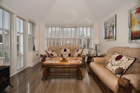 3 bedroom bungalow for sale, Farmcroft Road, Mansfield Woodhouse, Mansfield, Nottinghamshire, NG19