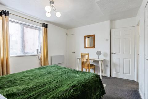 1 bedroom flat for sale, Dickinson Court, Wakefield, West Yorkshire, WF1