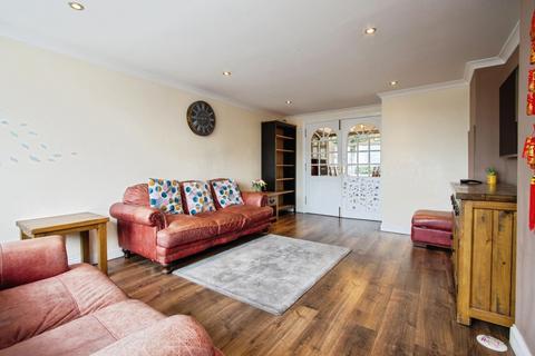 undefined, Newton Court, Wakefield, West Yorkshire, WF1