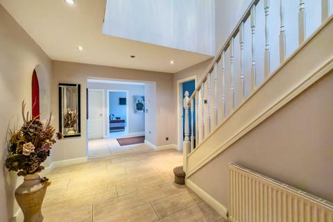 5 bedroom detached house for sale, Lea Road, Batley