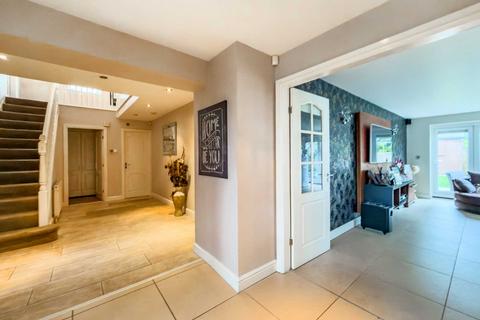 5 bedroom detached house for sale, Lea Road, Batley