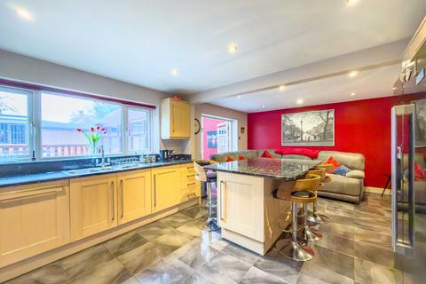 5 bedroom detached house for sale, Lea Road, Batley