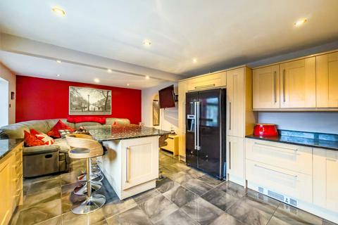 5 bedroom detached house for sale, Lea Road, Batley