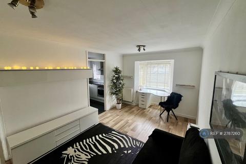 1 bedroom flat to rent, Albert House, London, E18