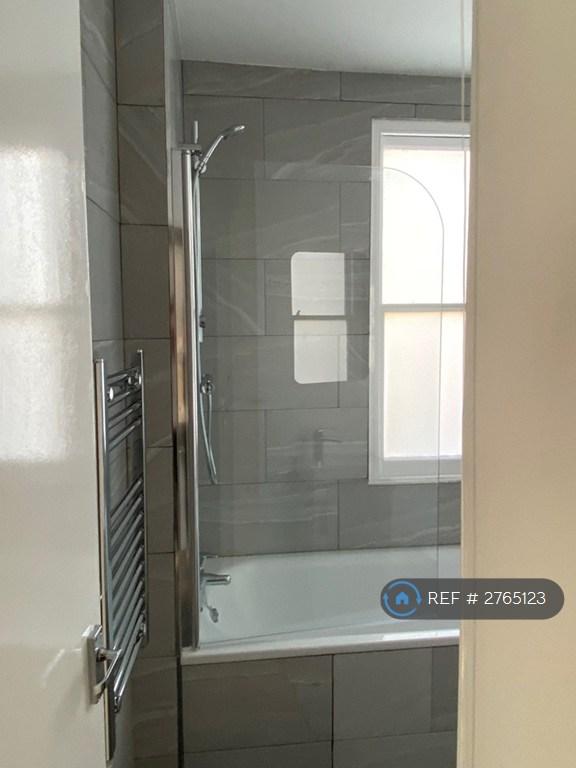 Main Bathroom 2