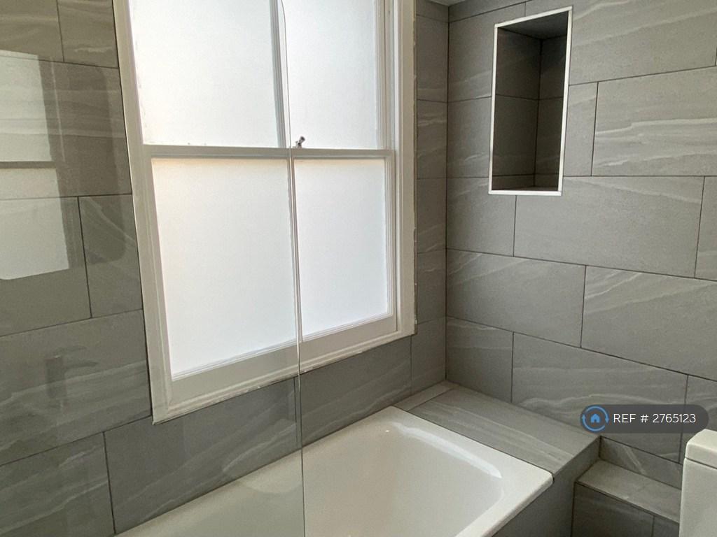 Main Bathroom 3