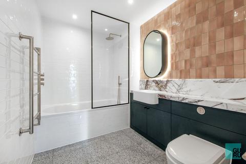 3 bedroom apartment to rent, Modern Building, Embassy Gardens, SW11