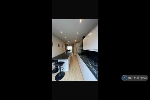 6 bedroom terraced house to rent, Monica Grove, Manchester, M19