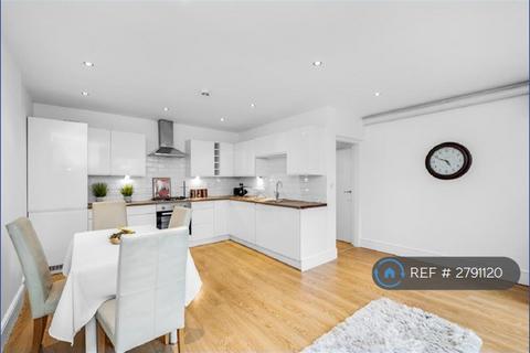 3 bedroom flat to rent, Foxberry Road, London, SE4