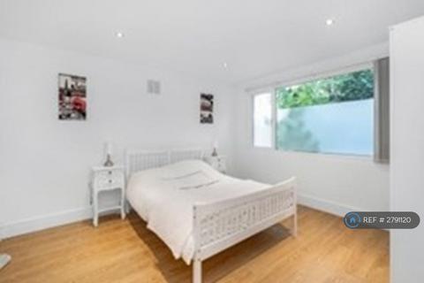 3 bedroom flat to rent, Foxberry Road, London, SE4