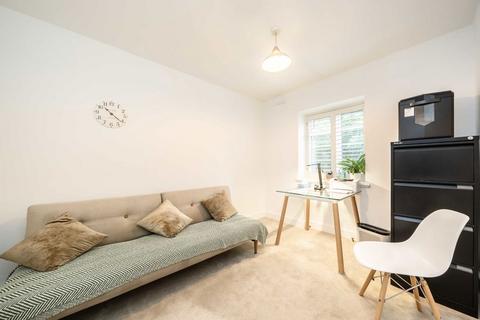 2 bedroom flat for sale, Streatham High Road, London SW16