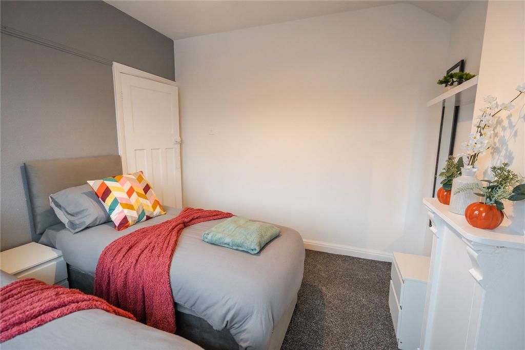 Bedroom 1 (2)