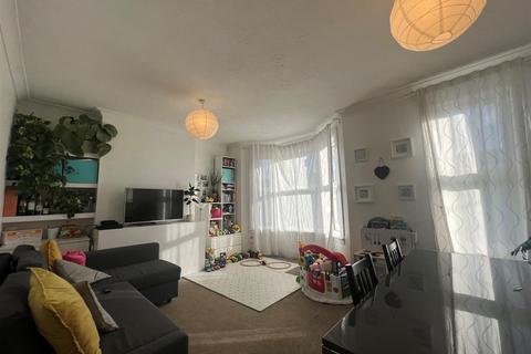 2 bedroom flat to rent, Grove Green Road, E11