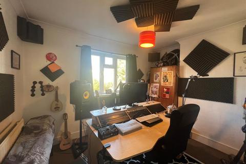 2 bedroom flat to rent, Grove Green Road, E11