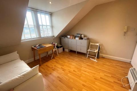Studio to rent, Somerfield Road, Finsbury Park, N4