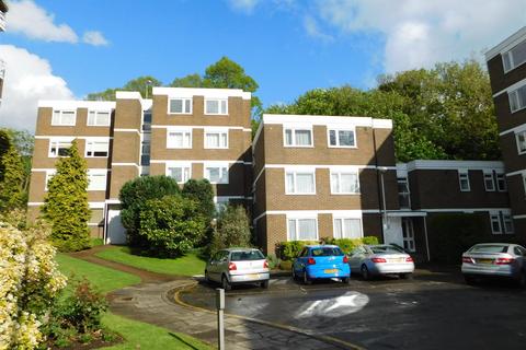 2 bedroom flat to rent, Mountcombe Close, Surbiton