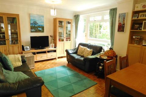 2 bedroom flat to rent, Mountcombe Close, Surbiton