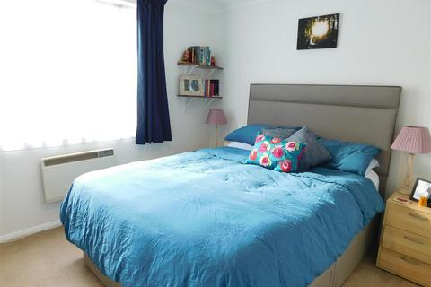 2 bedroom flat to rent, Mountcombe Close, Surbiton