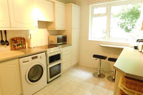 2 bedroom flat to rent, Mountcombe Close, Surbiton