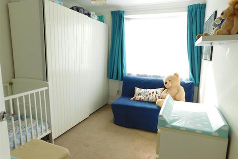 2 bedroom flat to rent, Mountcombe Close, Surbiton