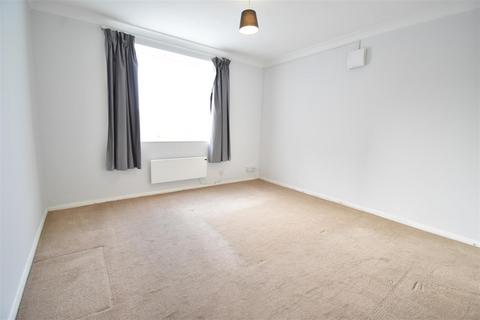 2 bedroom flat to rent, Mountcombe Close, Surbiton