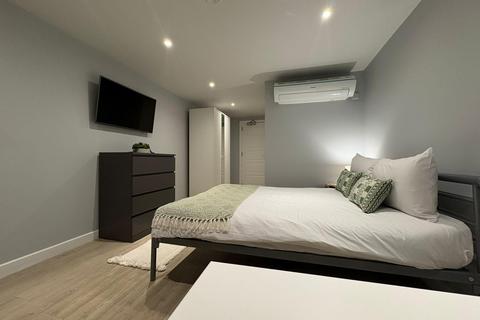 Studio to rent, London Road, Thornton Heath CR7