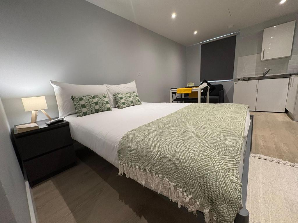 Modern, well-kept double bedroom with a comfy d...