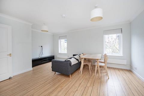 Bowmans Mews, Tower Hill, London, E1