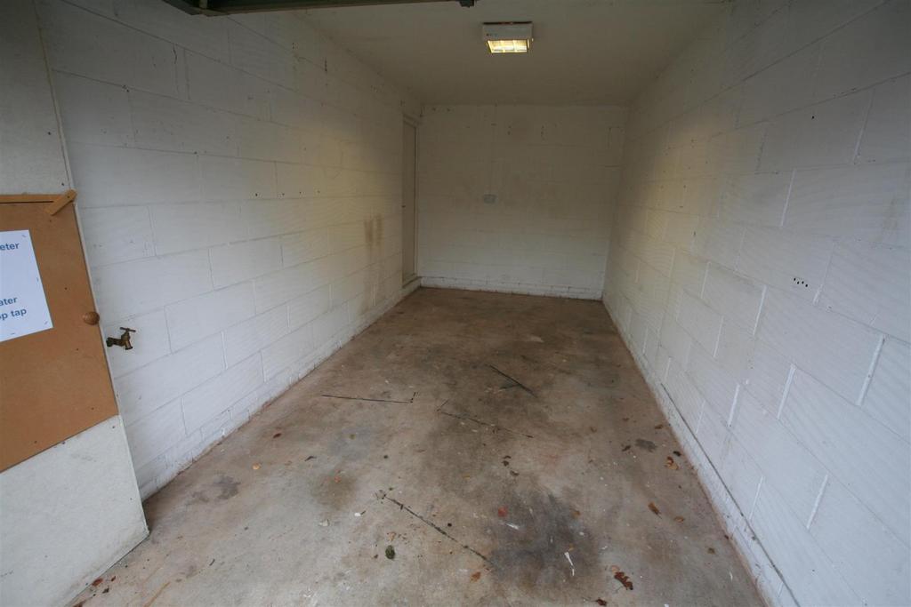Ronagardens,21garageandstore.JPG