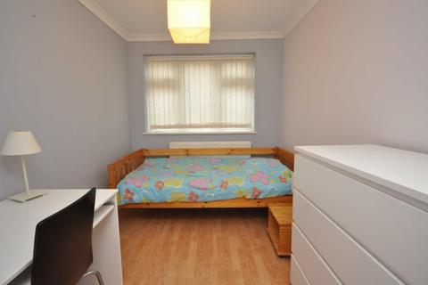 4 bedroom house to rent, Heathfield Drive, Mitcham, Surrey, CR4